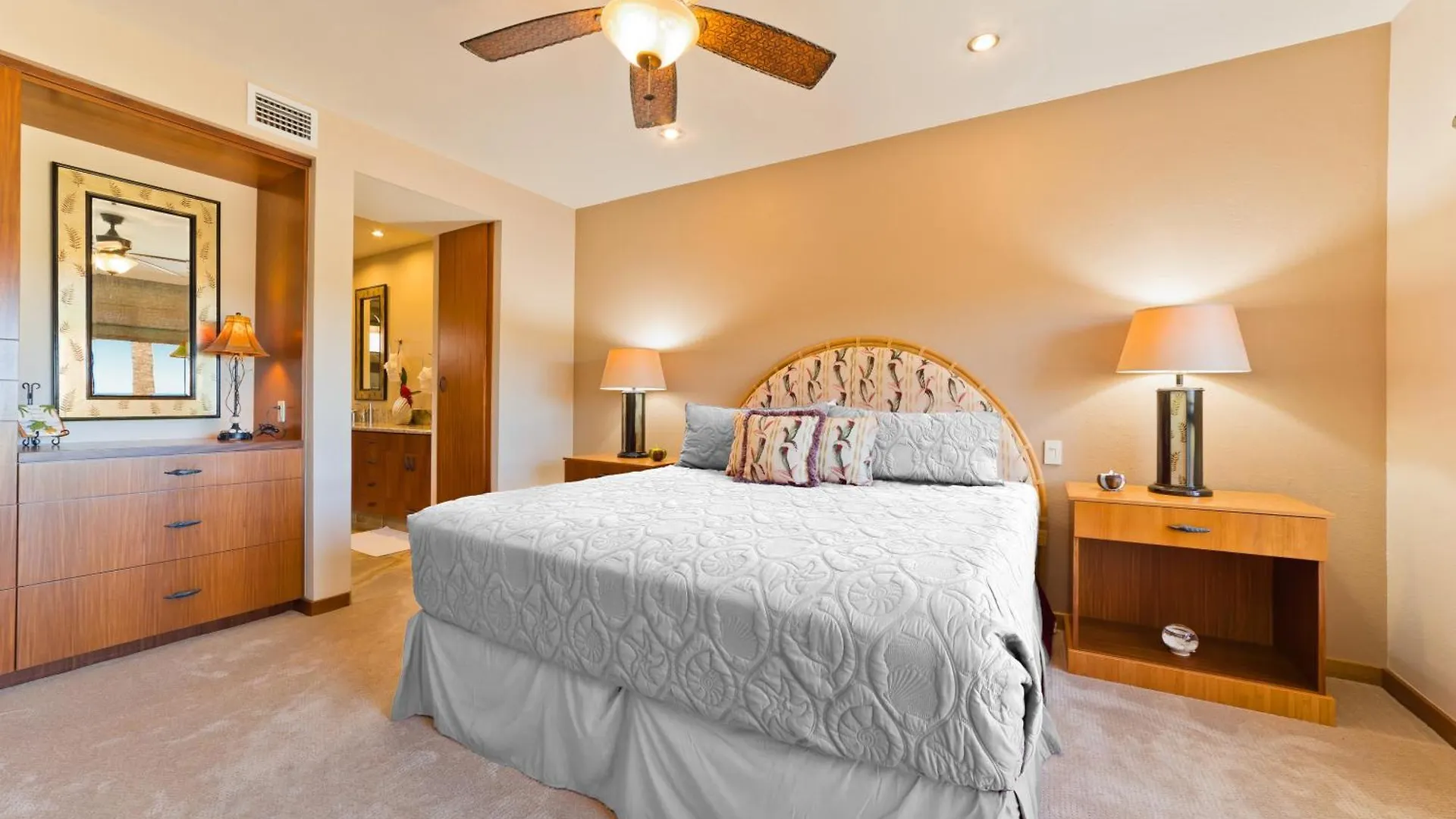 Luxurious Penthouse Oasis ~ Golf & Ocean Views Apartment Waikoloa